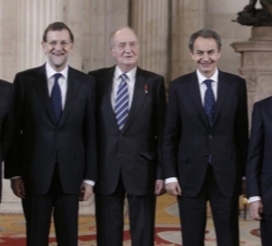 Su Majestad el Rey, acompañado de los ex presidentes del Gobierno Felipe González, José Luis Rodríguez Zapatero y José María Aznar, y el presidente de